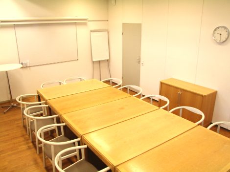 Billede af bord og stole i mødelokale