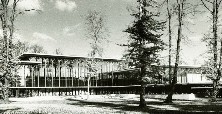 Sort hvidt billede af Kildeskovshallen fra 1970